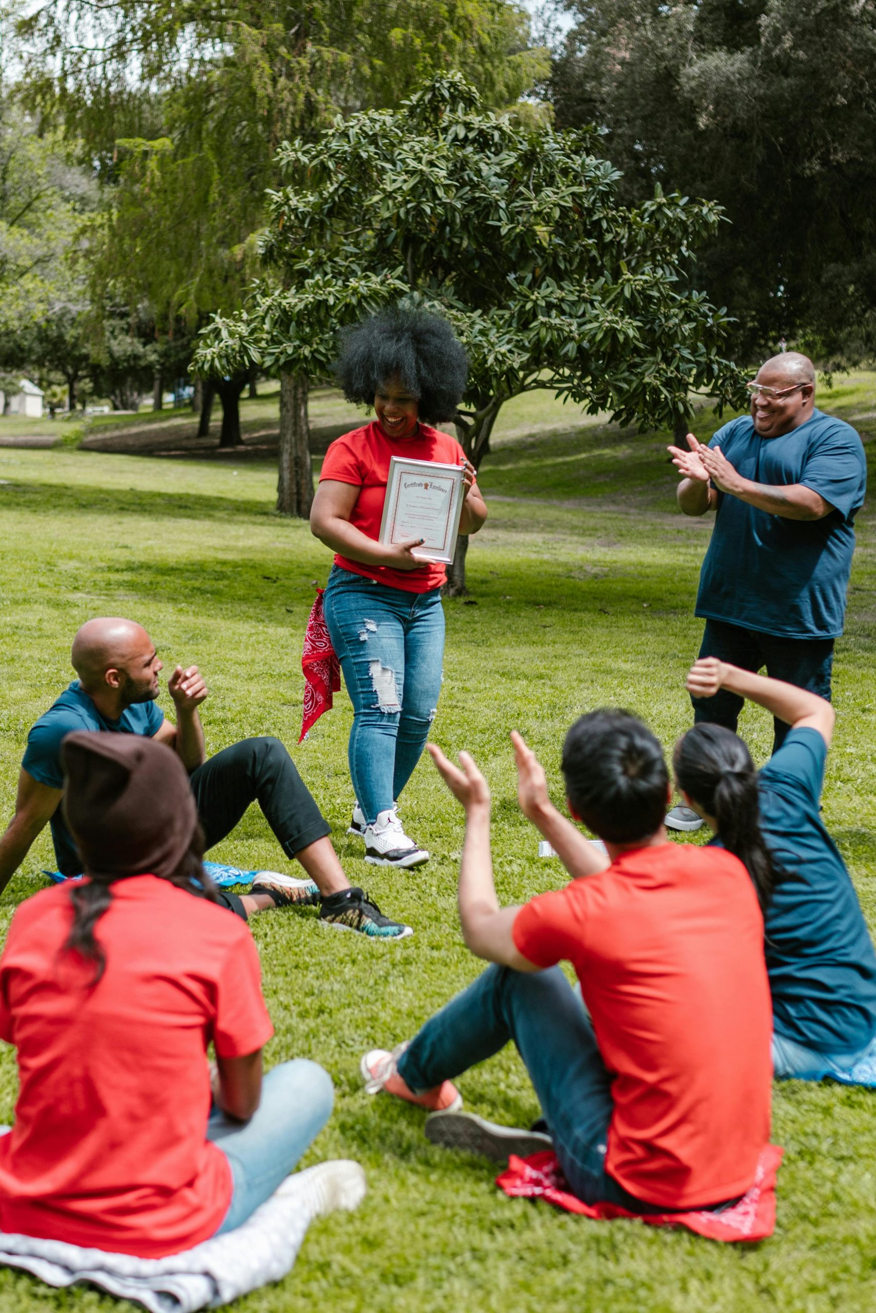 Accueil 5 un groupe de travail en plein air qui s'applaudi